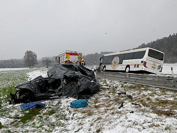 pkw schleudert gegen linienbus 19 jahrige autofahrerin kommt bei unfall ums leben