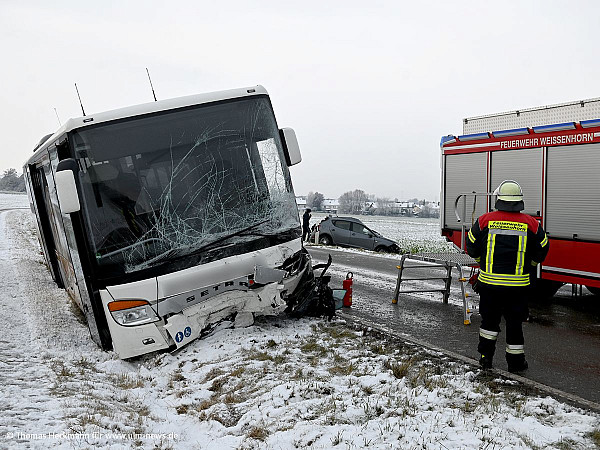 pkw schleudert gegen linienbus 19 jahrige autofahrerin kommt bei unfall ums leben